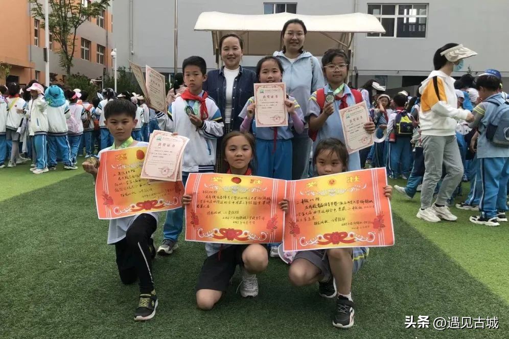 锦旗传谢意师爱暖人心师大御小有温度教育！