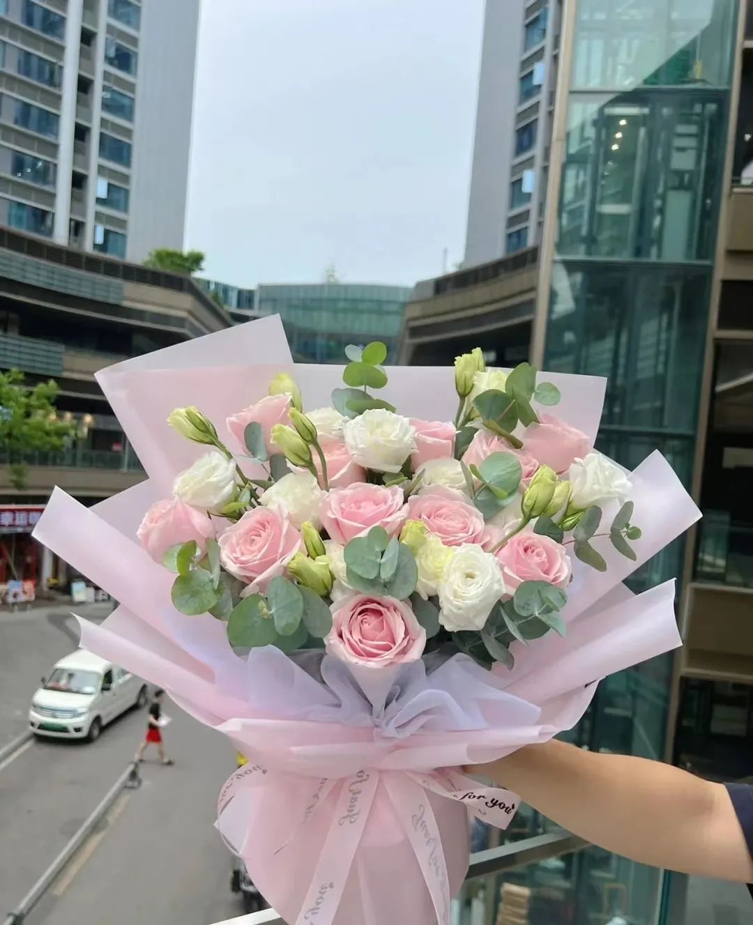 情人节送花送点酒,情人节送花不知道要送什么