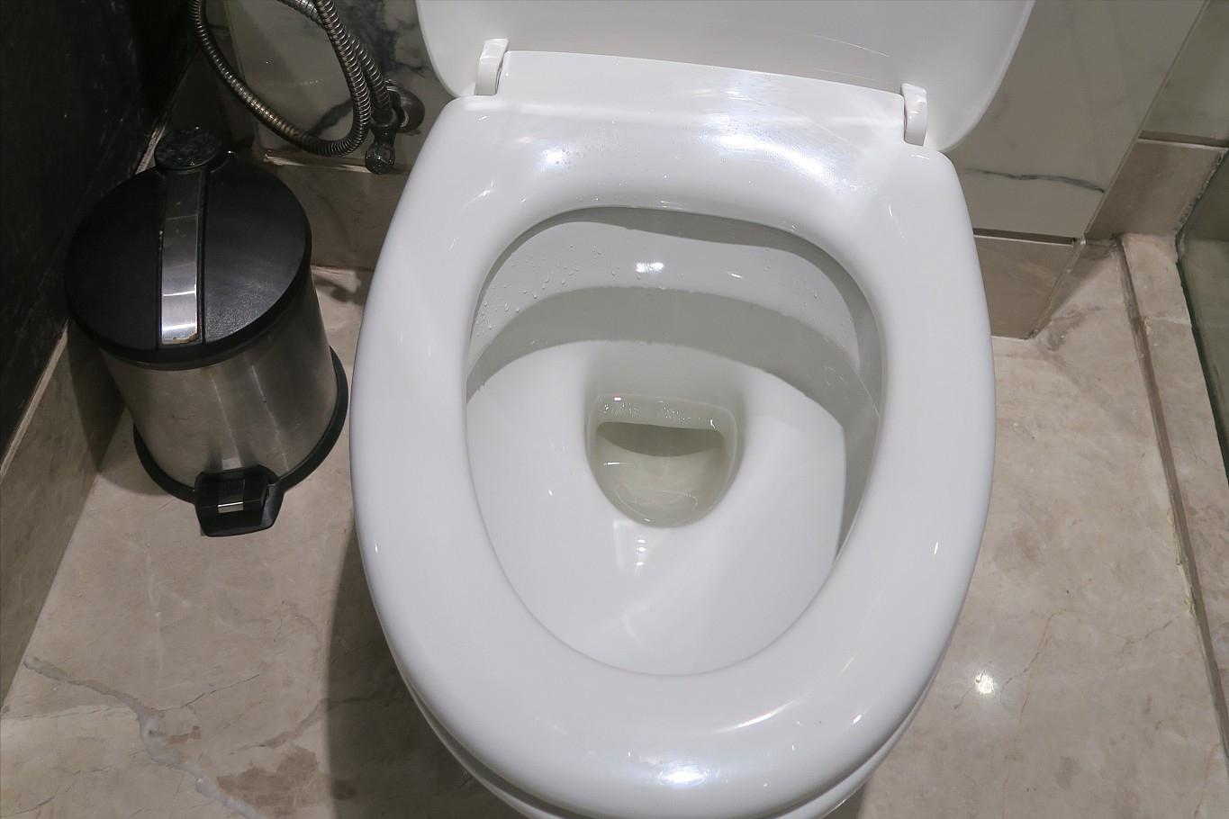 女子把卫生巾丢垃圾桶,女子用卫生巾扔垃圾