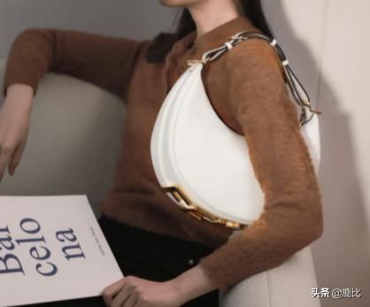 法棍包接班人？Fendi全新出的这款腋下包到底怎么样？