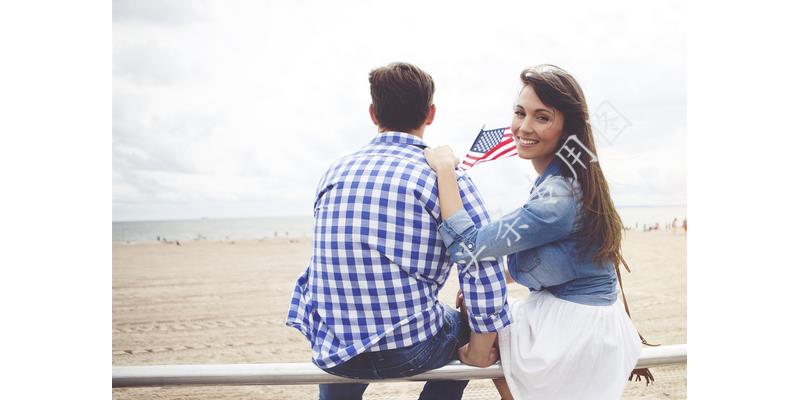 男邻居说捡到了我的衣服，我上去看了才发现那是我的内衣