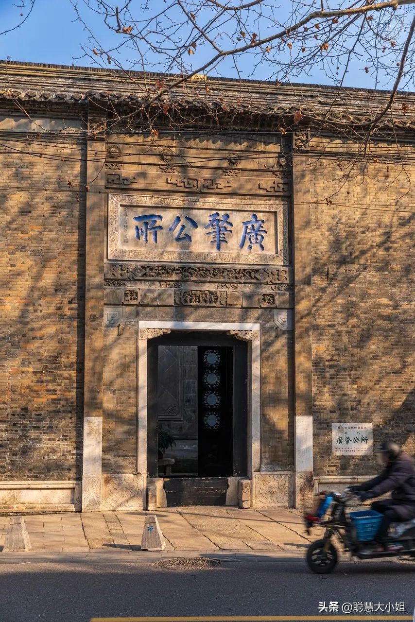 江苏镇江，比扬州安逸。这座有钱低调的小城，倦了就去小住几日