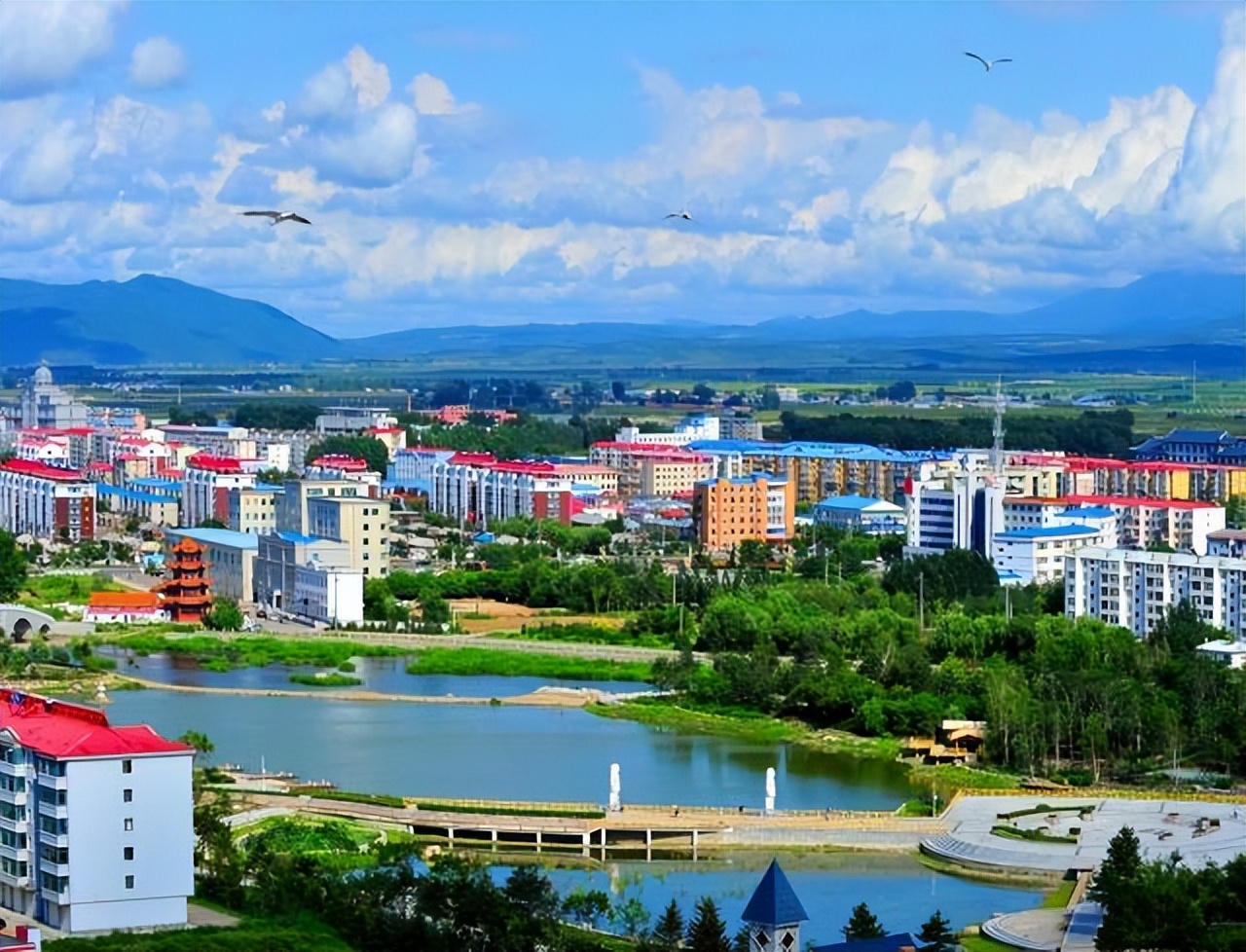 近海却痛失港口“一眼望三国”的边陲小城外出兜风如逛野生动物园