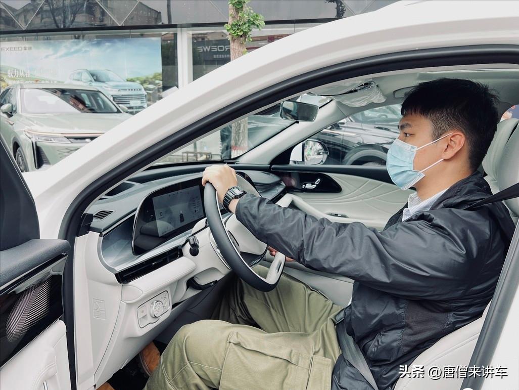 试驾星途瑶光和特斯拉modely，到底买哪款最划算？