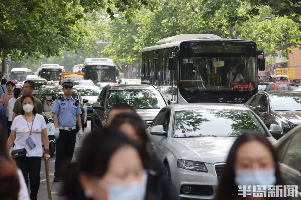 刚刚，青岛5万多勇士霸气走进战场！少年，此去何求？夺盛名、拔头筹、争魁首、独占鳌头！