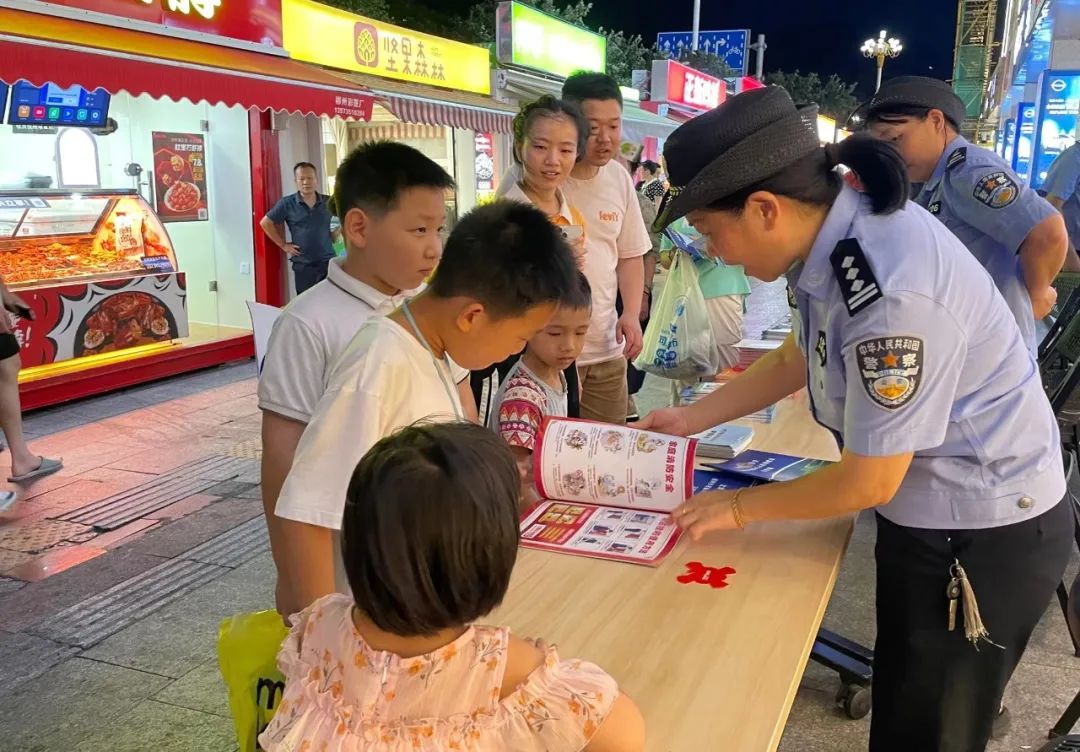 警方开展夏夜治安巡查宣防行动,公安局启动夏夜治安巡查宣传活动