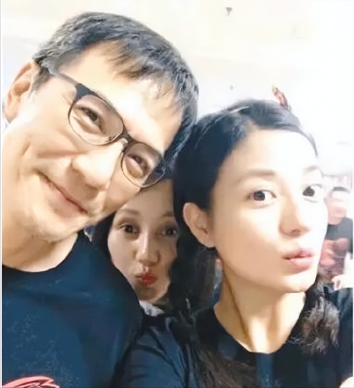 44岁赵薇近照穿红长裙,赵薇发福照片