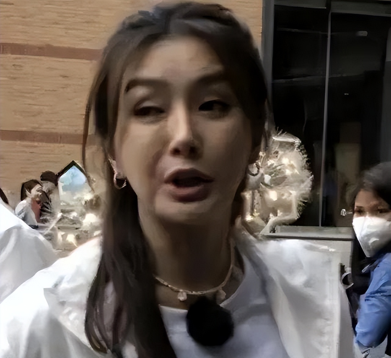 脸上有痘坑的明星,脸上爆痘特别多还好看的明星