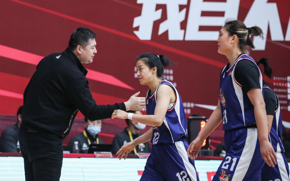 降级、输球、核心离队，*疆新**4支职业球队的2021年