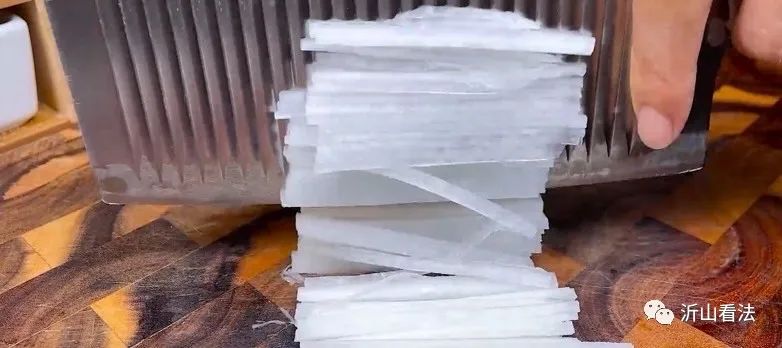 经常放屁有可能是癌症的前兆,屁多以为是排毒其实是癌症