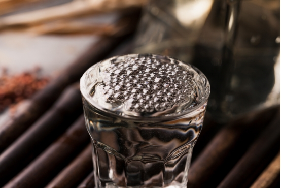 白酒里滴食用油怎么办,白酒中滴一点油