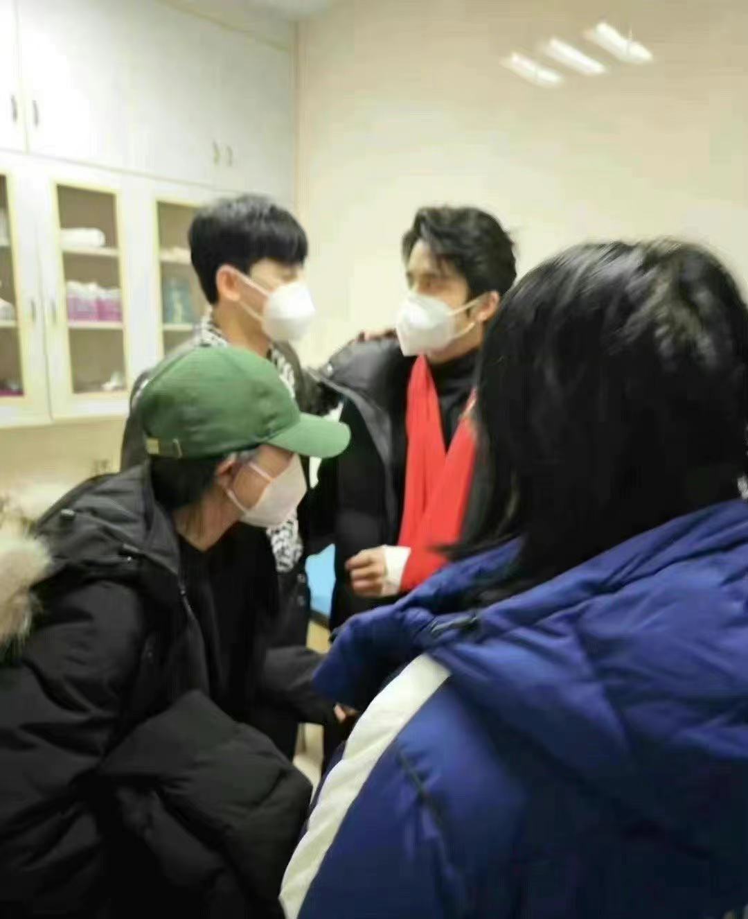 张新成掰手腕骨折视频,张新成受伤的节目