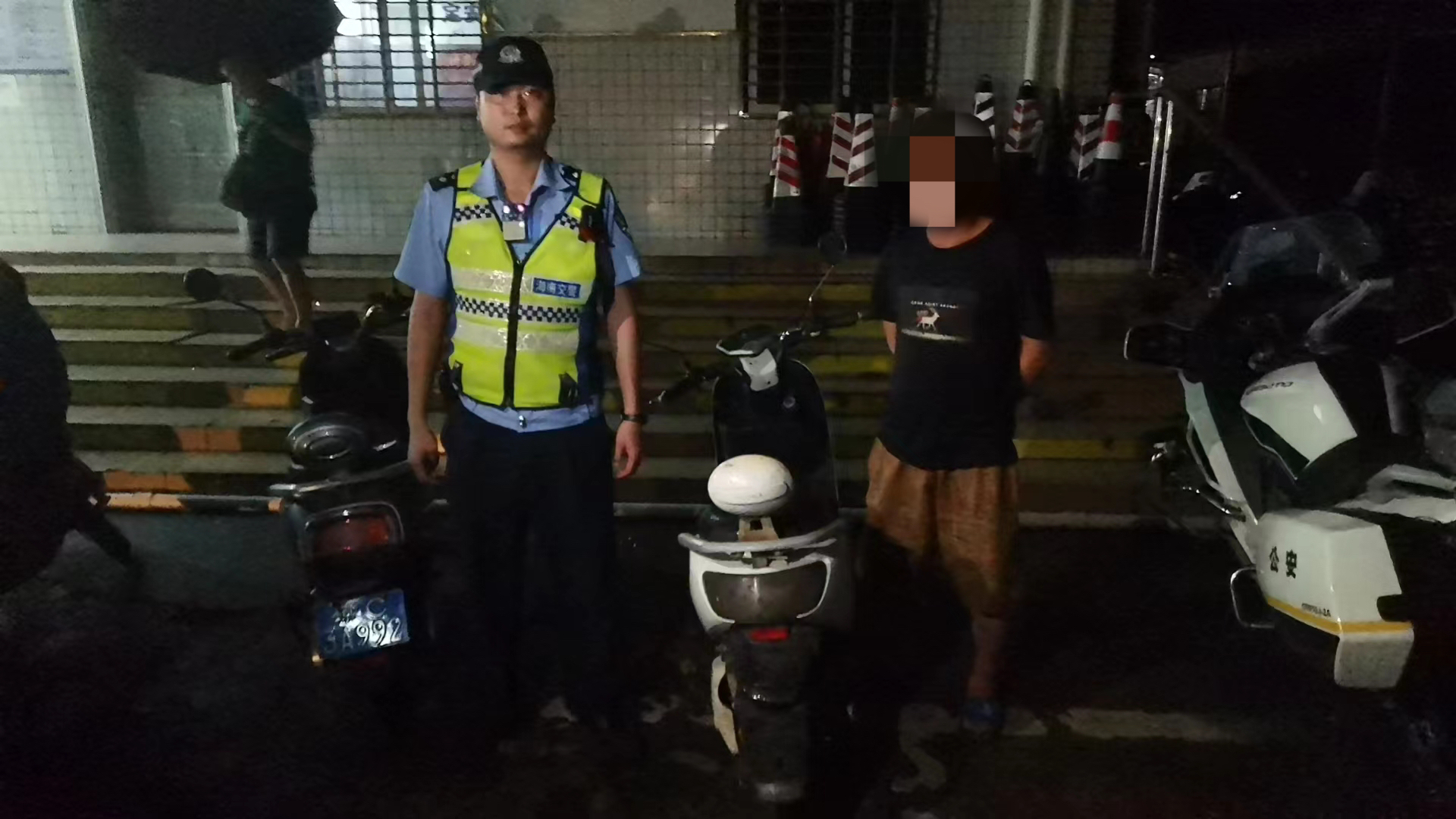 男子驾驶证一次性被扣21分，罚款2200元看看他都干了啥？