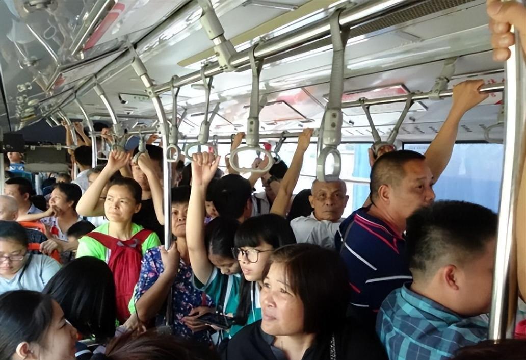 公交车司机每天能挣多少路费,深圳公交司机师傅一个月多少钱