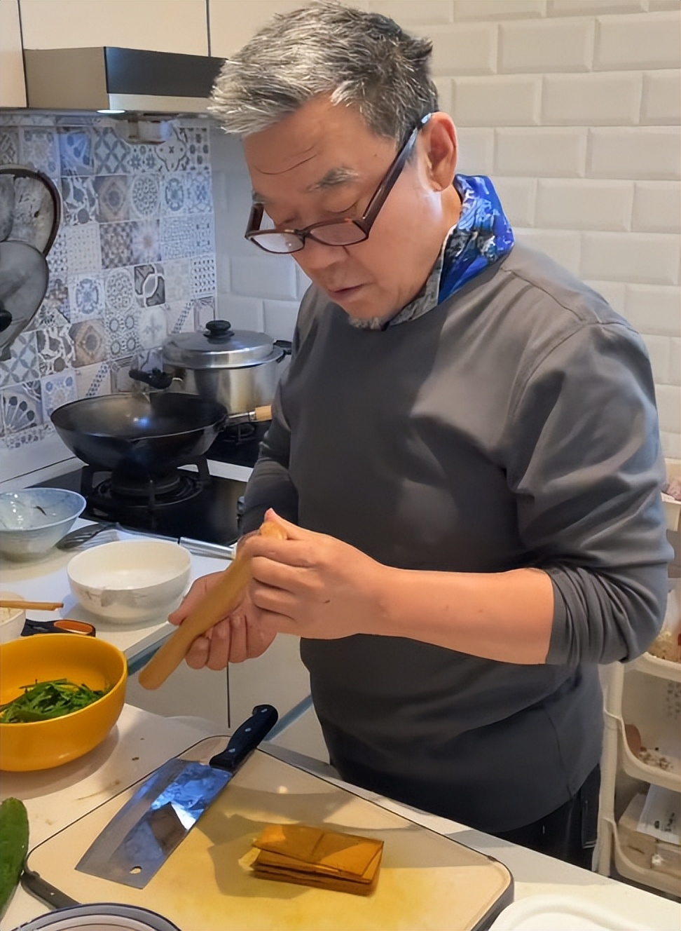 李立群和闺女晒太阳抖音,68岁李立群晒照