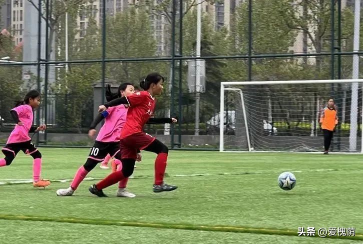 济南槐荫区足球比赛奖牌,济南历城一中女子足球队夺冠凯旋