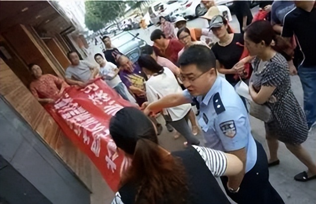 一边骂物业无权管，一边骂物业不作为，叫物业如何是好？