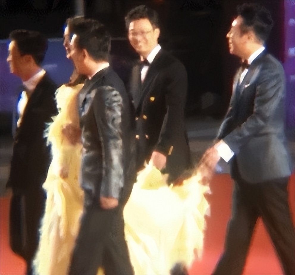 吴宣仪关晓彤玫红色礼服,关晓彤吴宣仪穿衣