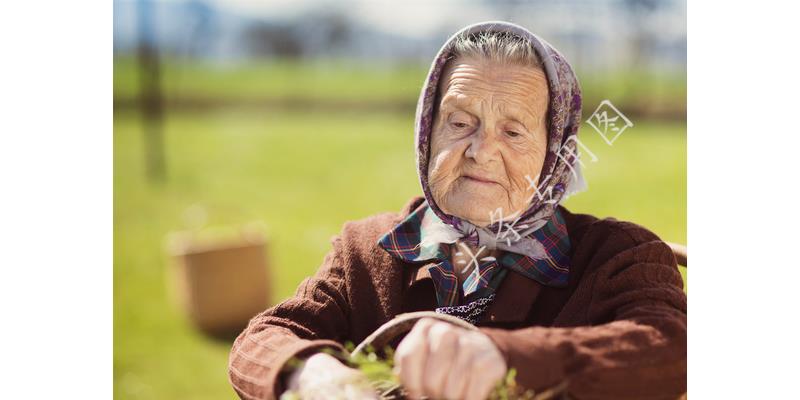 我坐月子,母亲说摔伤腿不能来,出月子后去娘家,见到母亲我愣住