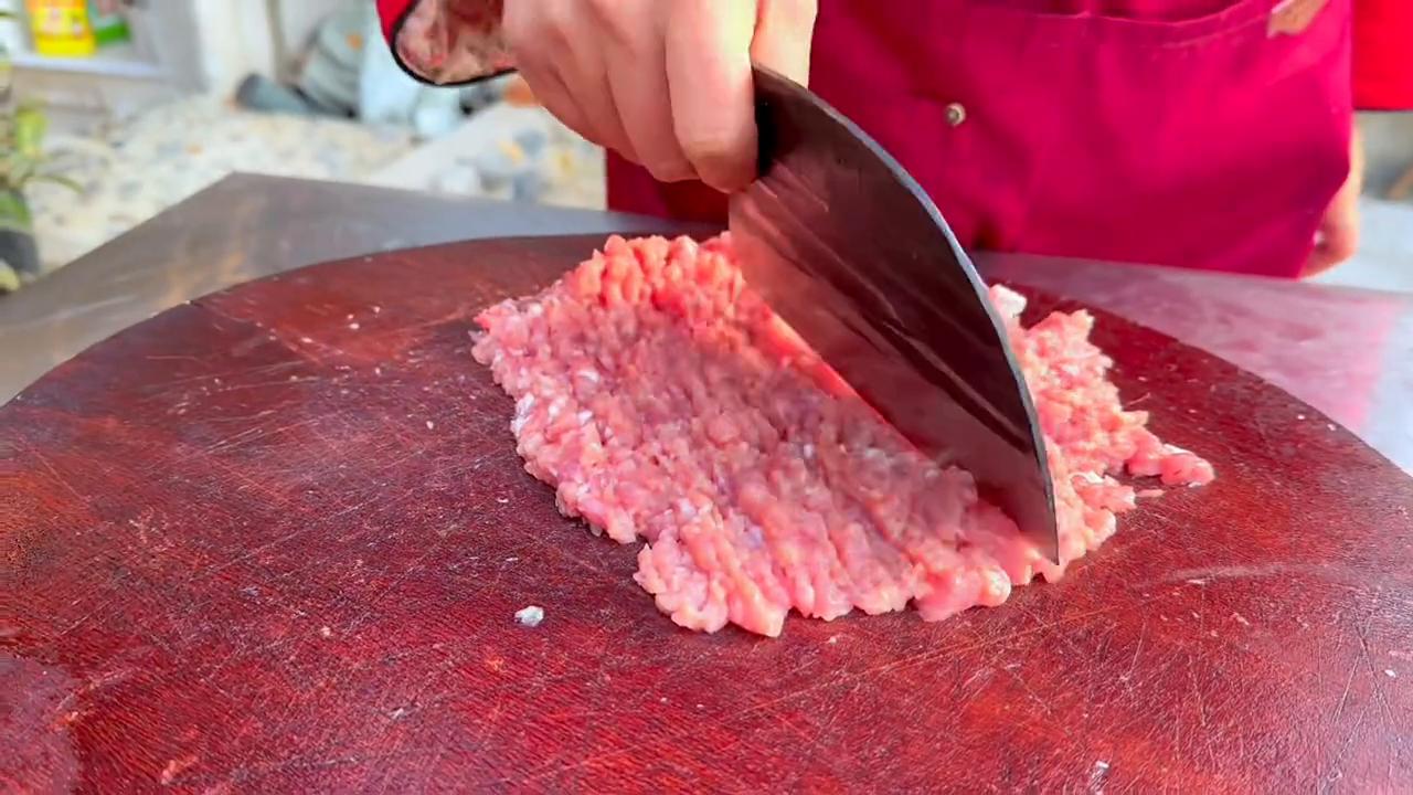 蛋皮怎么做煎熟是金黄色,勺子做蛋皮卷肉