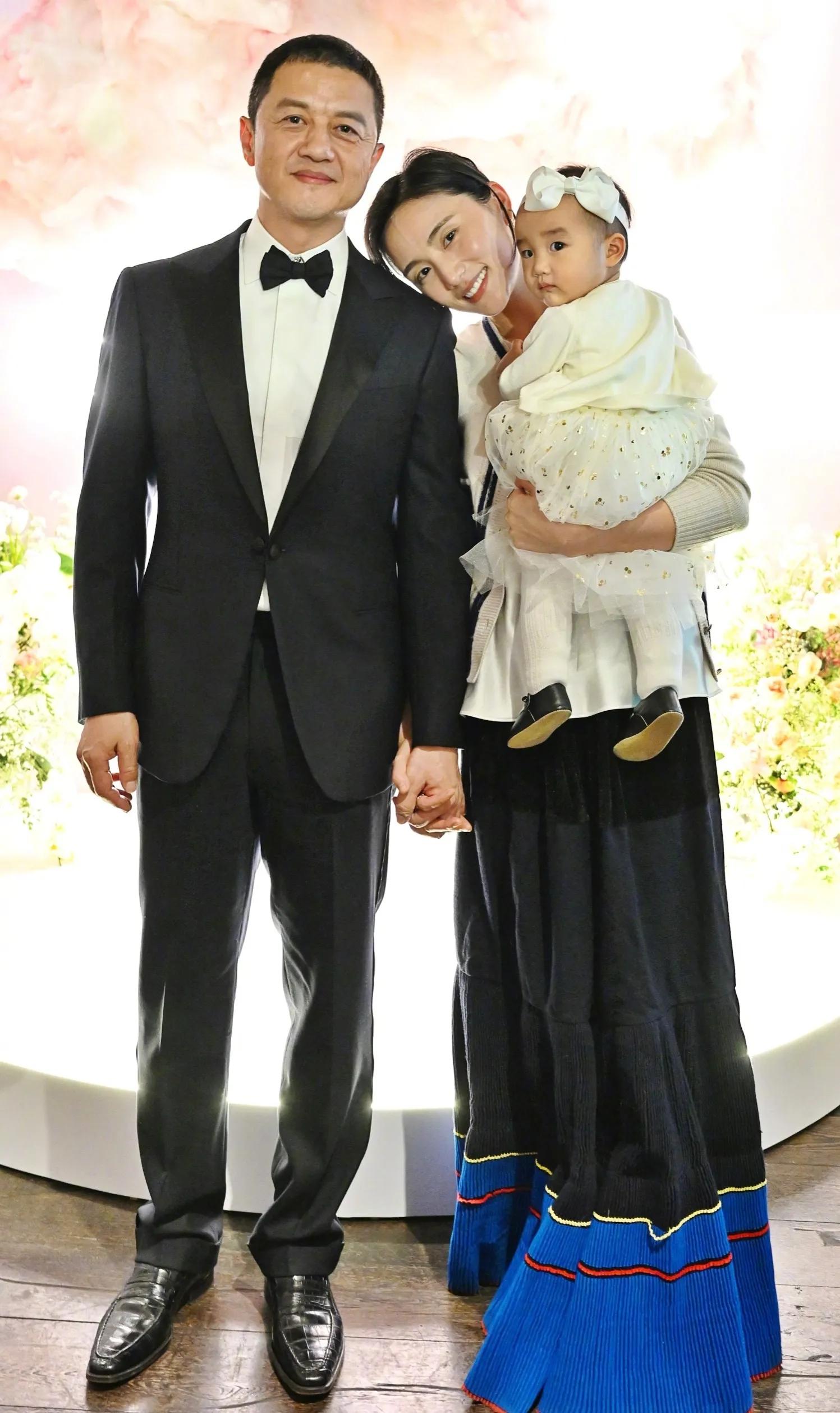 李亚鹏为1岁女儿庆生！花数千万买礼物，小19岁二婚妻子神似王菲