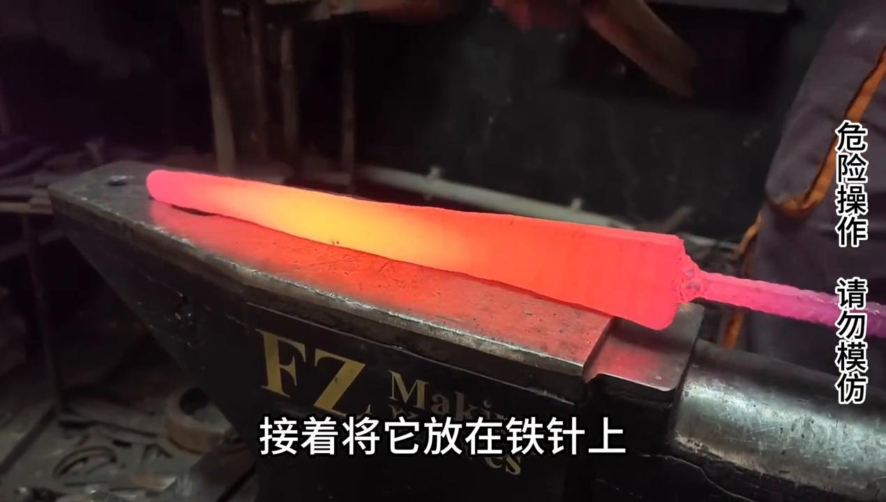 国外牛人钢板锻造剑全过程,外国铁匠锻造剑全过程视频
