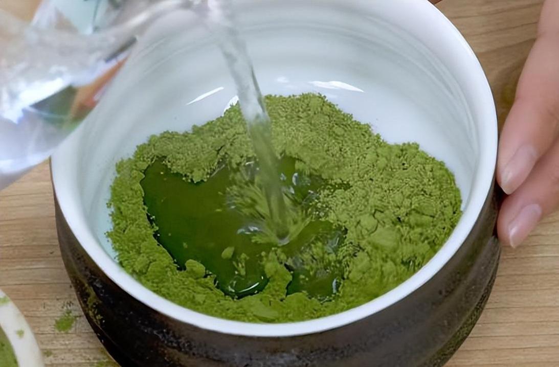 尿尿在马桶会触发马拉高尼效应吗,往开水里尿尿会发生什么