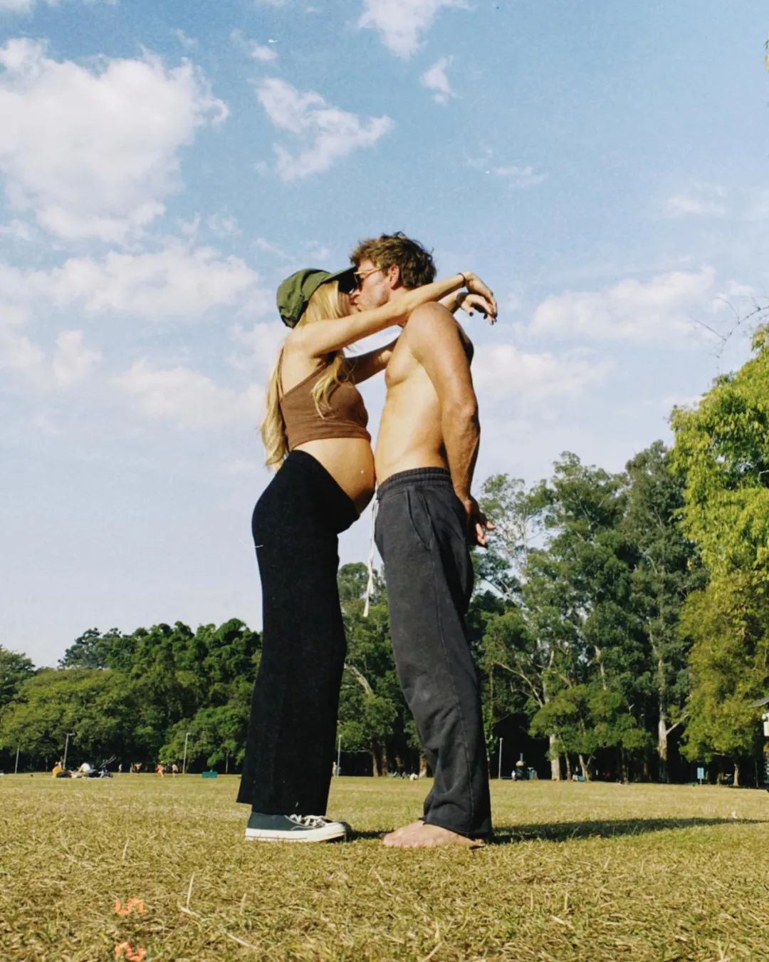 巴西男模特与女友迎接双胞胎，即将走进婚姻殿堂结婚