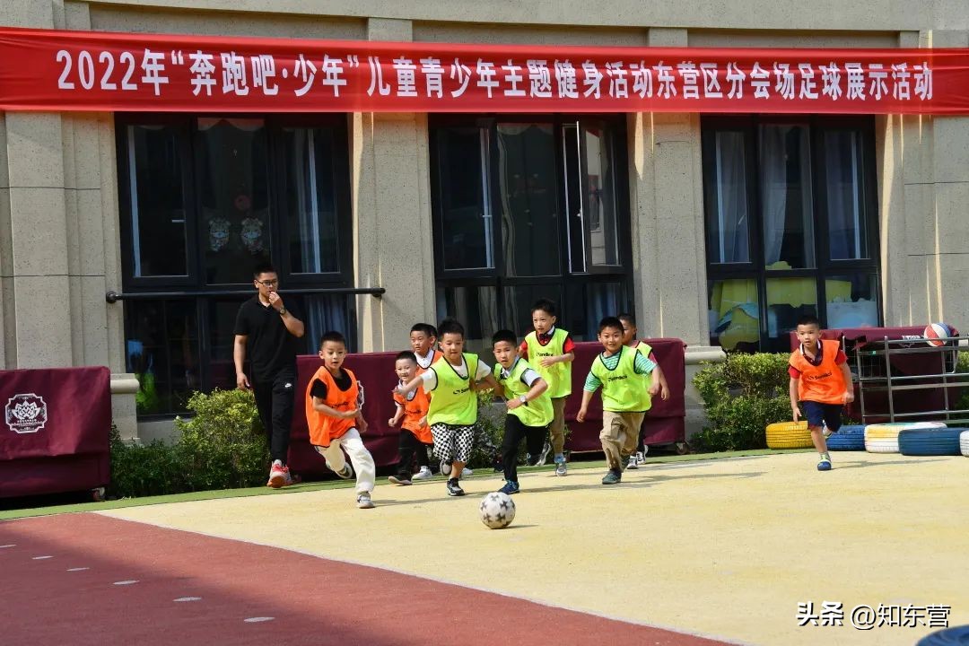 最美幼师和可爱的小朋友们,最美幼教男老师台下领舞