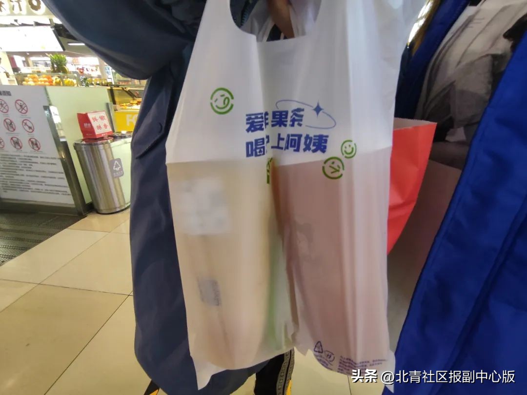 3.3亿热搜！瑞幸咖啡去冰剩半杯是“*规则潜**”？实探通州店：我们不是“加冰王”！