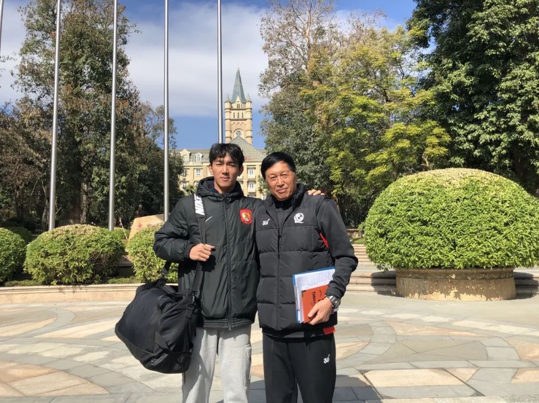 足球少年逐梦百年,足球少年征战绿茵