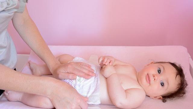 爸爸给娃买的纸尿裤,爸爸给女儿测试防晒霜