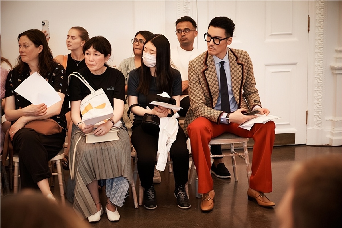 胡兵秋天穿搭,胡兵身着蓝色大衣尽显成熟魅力