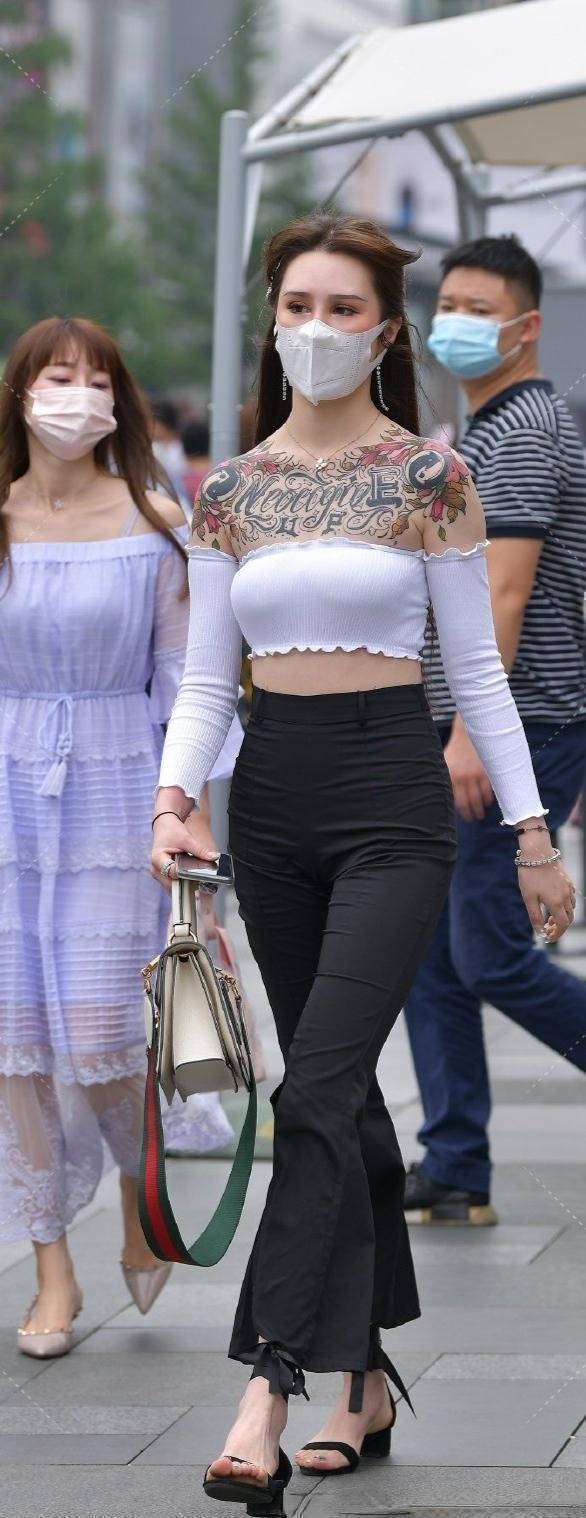 春夏不露腿牛仔裤穿搭,优雅风格牛仔裤穿搭