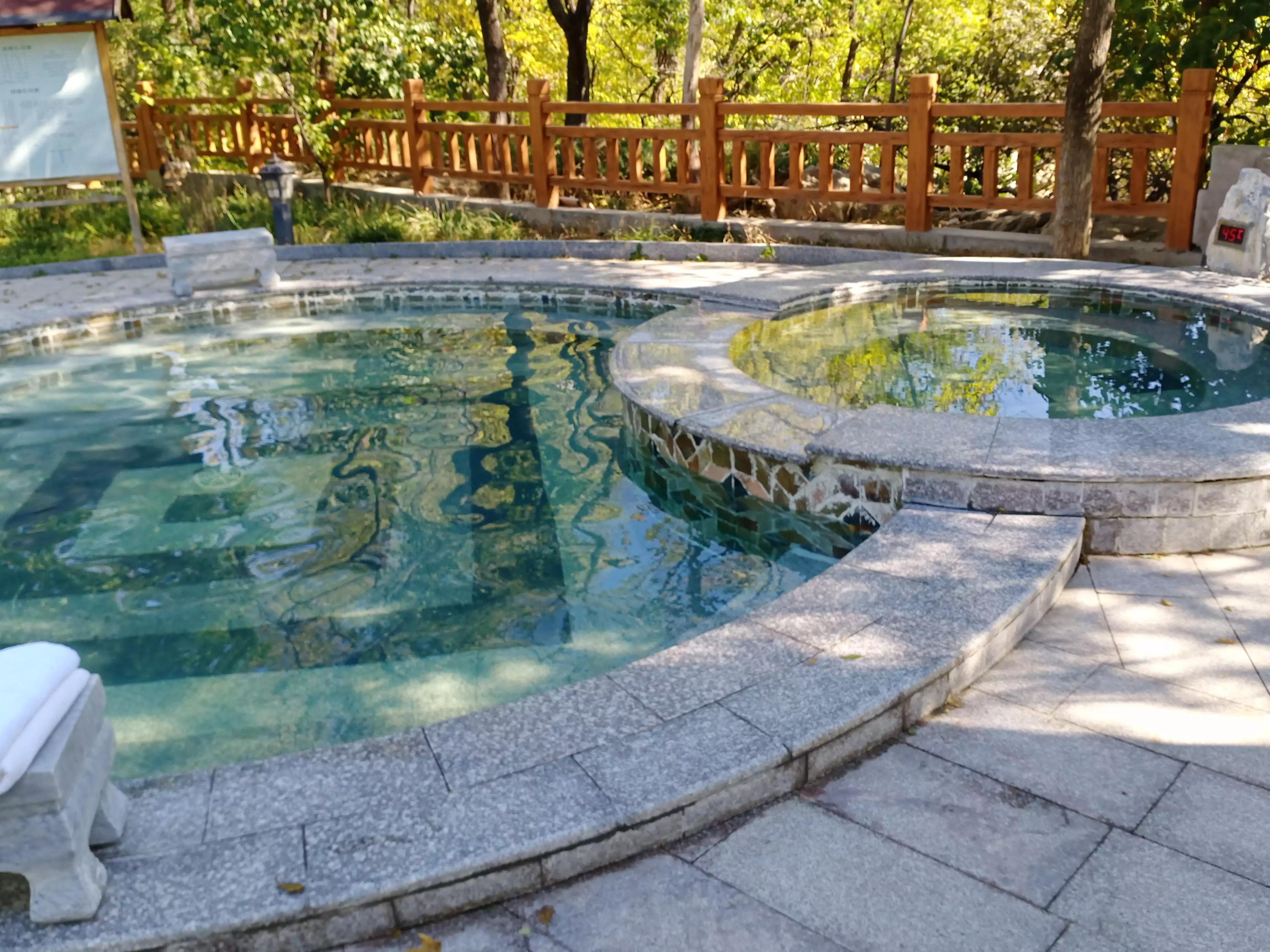 最好的温泉是硫磺温泉吗,凤山温泉和白鹿温泉度假村哪个好