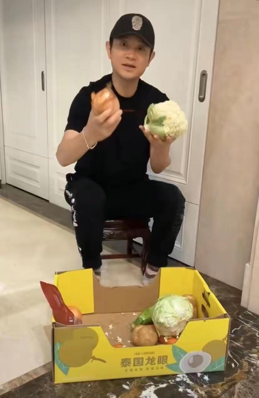 53岁知名歌手意外受伤！因喜爱世界杯去踢球，被踢中眼睛严重受伤