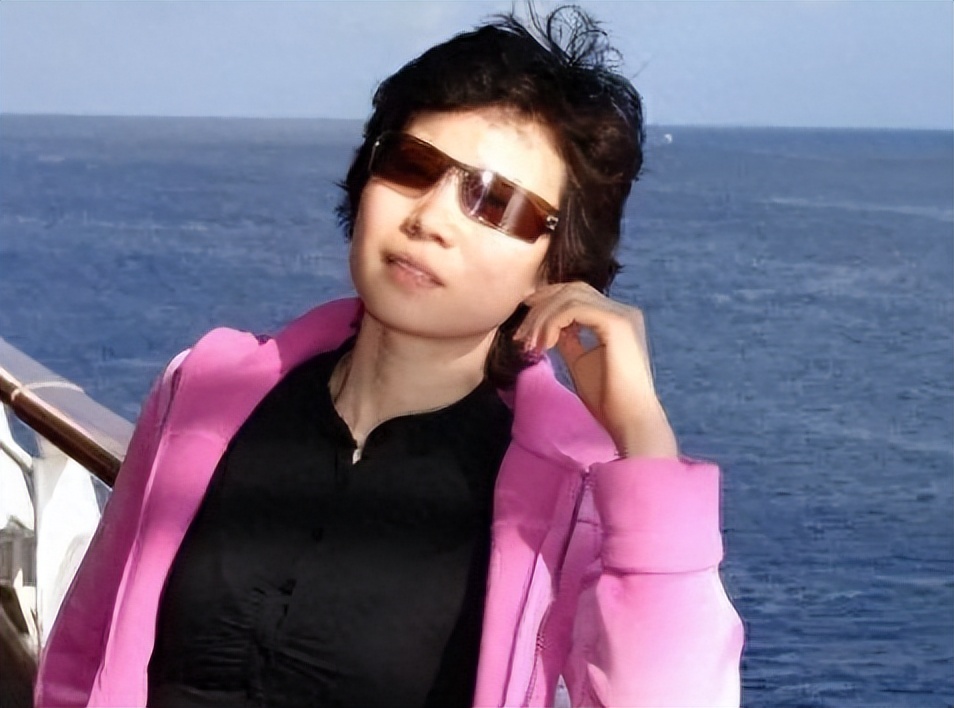 她发烧4天后突然去世,女歌手演出时倒地抢救无效离世