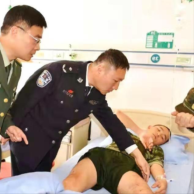 19岁战士身中13弹仍擒获歹徒,19岁武警战士身中13弹仍追击