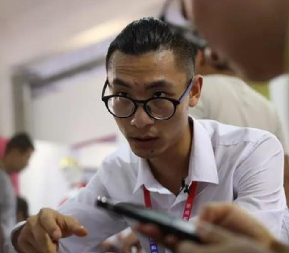 90后卖内衣一个月回本20万,90后小伙做衣服生意