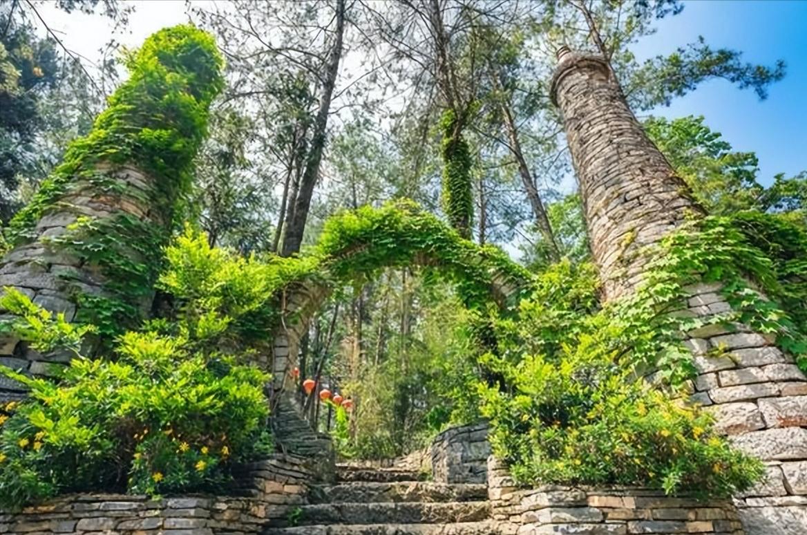 贵州80岁老人隐居深山打造古城,贵州一老人隐居在古堡30年