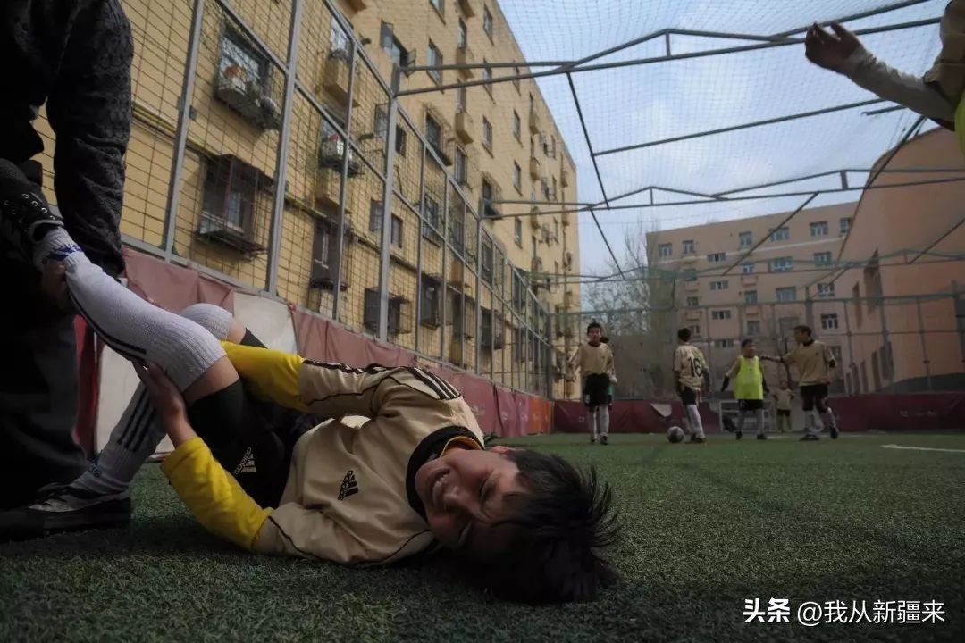 天山脚下的铿锵玫瑰，足球运动员艾克黛·艾力