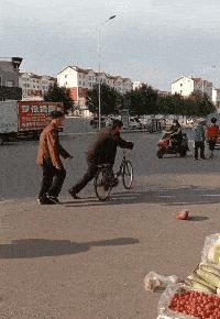 妹子，你的背的包很别致啊，旁边兄弟盯得眼都直了，哈哈哈哈哈哈