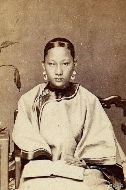 侵华日军*行暴**照片，女子为活命，脱下衣服让日本人拍摄，*辱侮**致死