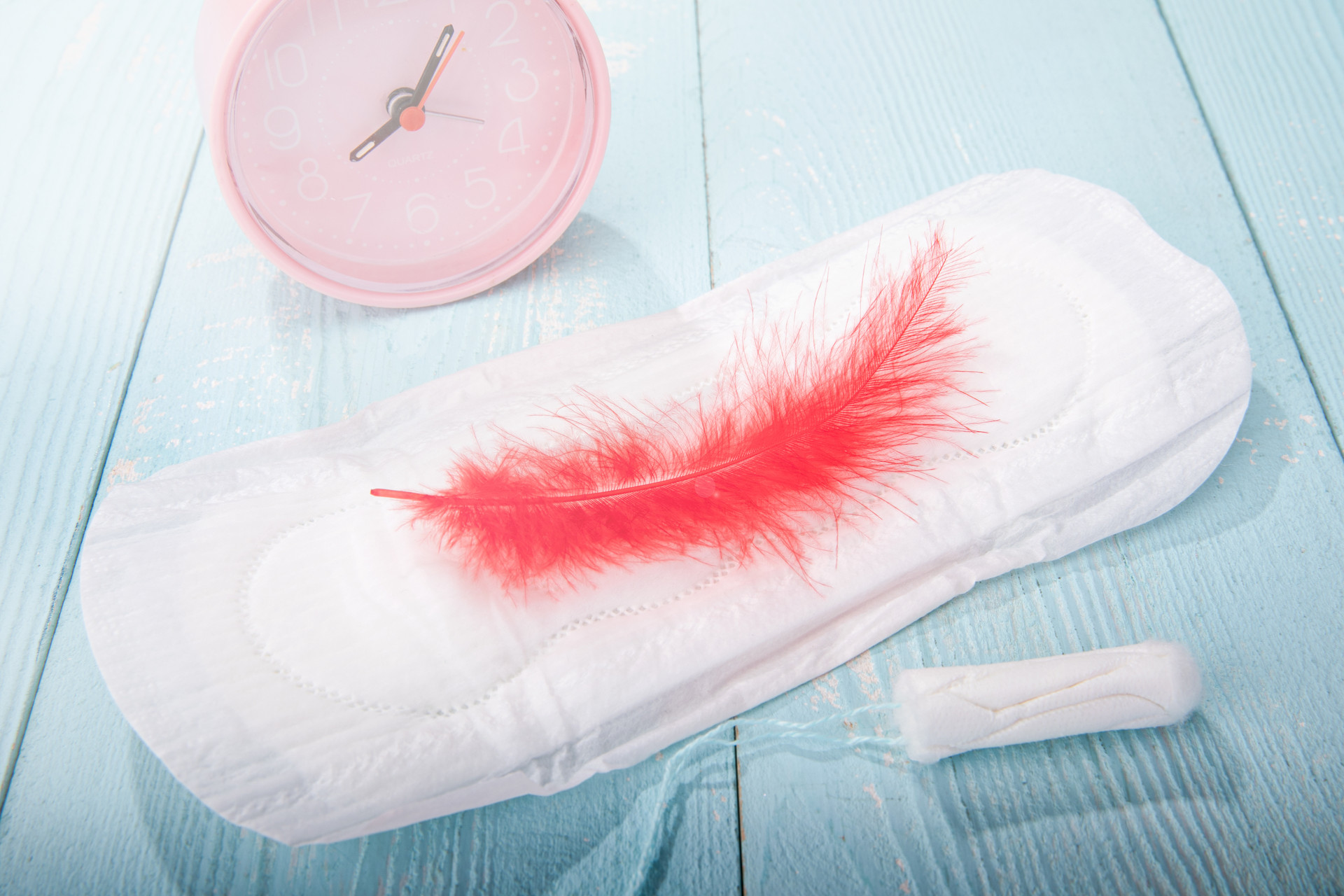 怀孕着床的最初征兆出血什么颜色,怀孕的最初出血会痛嘛