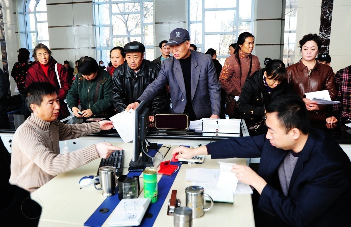 机关事业退休人员怎么补发养老金,事业编退休中人养老金还补发吗