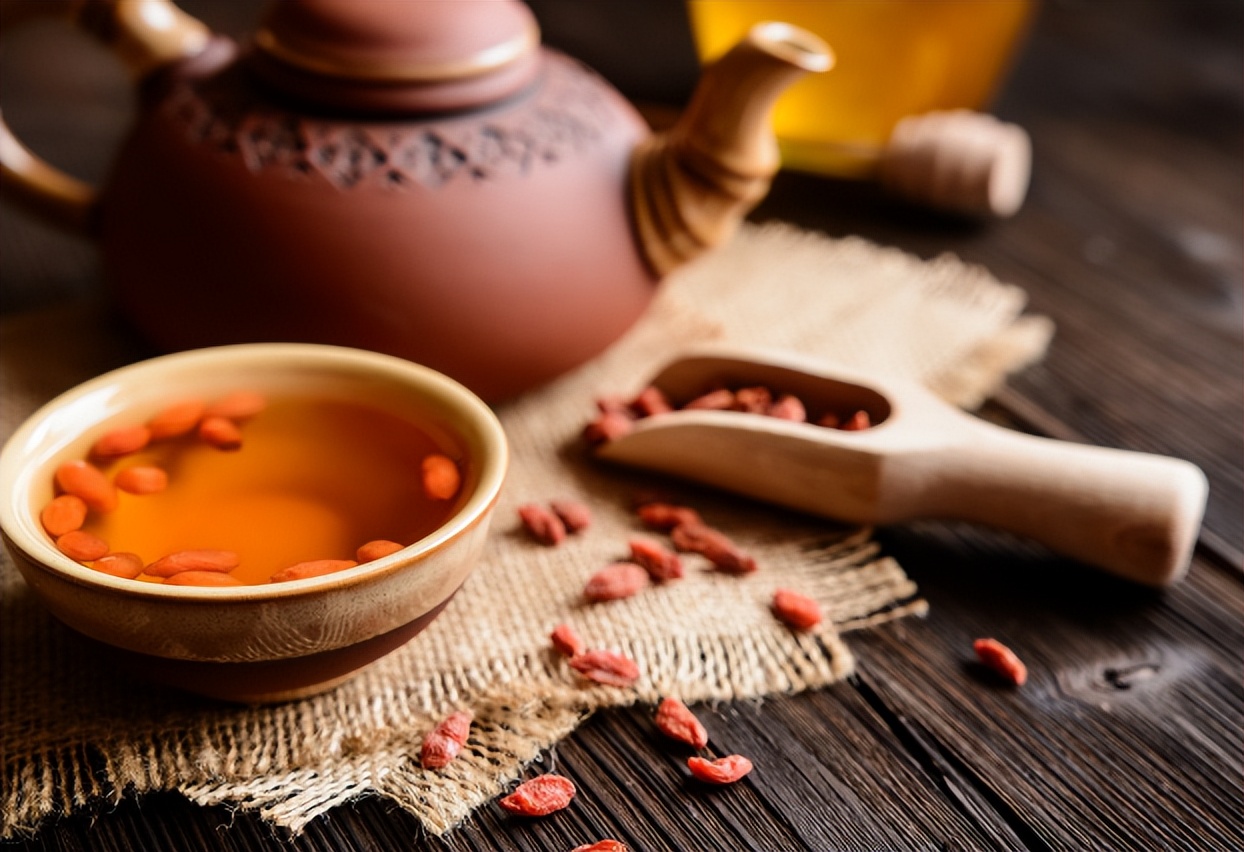 40岁的女人喝什么对皮肤好,女人气色好喝什么水