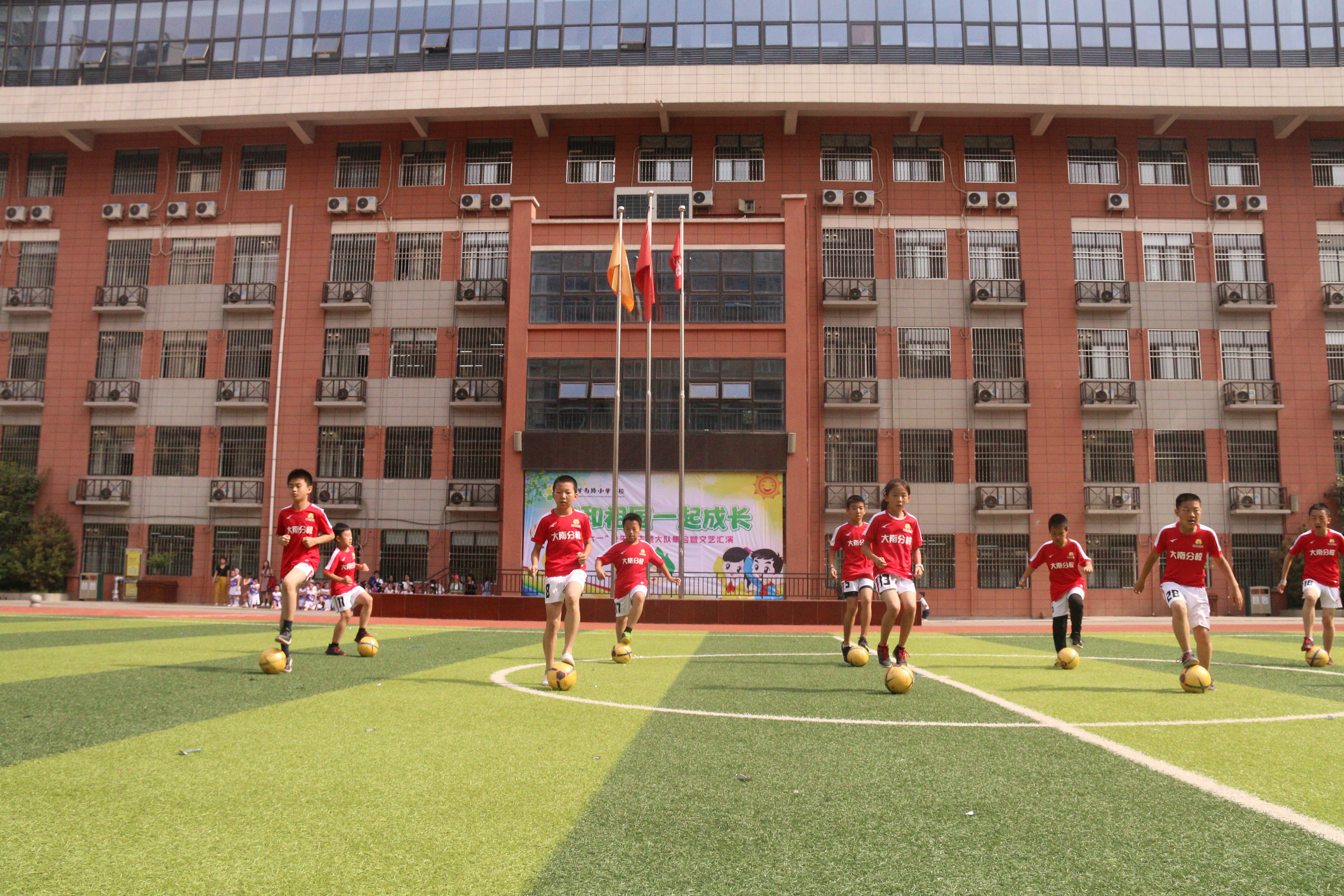 获评全国青少年校园足球特色学校西安市碑林区大学南路小学分校足球魅力势不可挡
