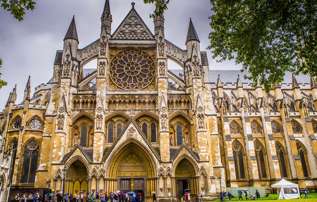 英国王室悬案：王储深夜暴毙成秘闻，查尔斯登基后力排众议求彻查