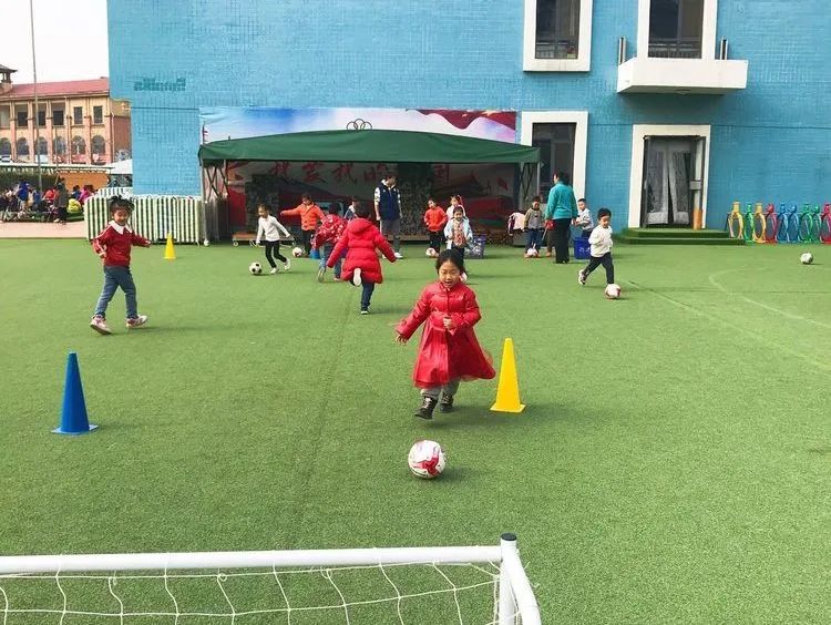 香蕉哥哥，一起动起来吧！奎文区实验幼儿园让更多的孩子逐梦绿茵