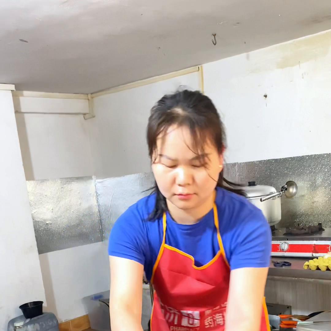 90后夫妻在广州开店，一年收入18万没有双休，五险一金...